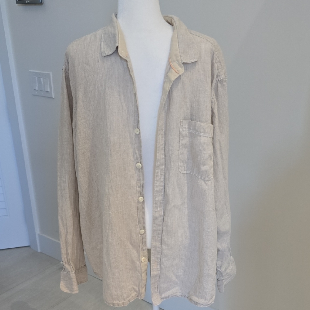 Tommy Bahama Light Tan Shirt Jacket
SAYS XXL BUT FITS LIKE A XL
NICE SHIRT